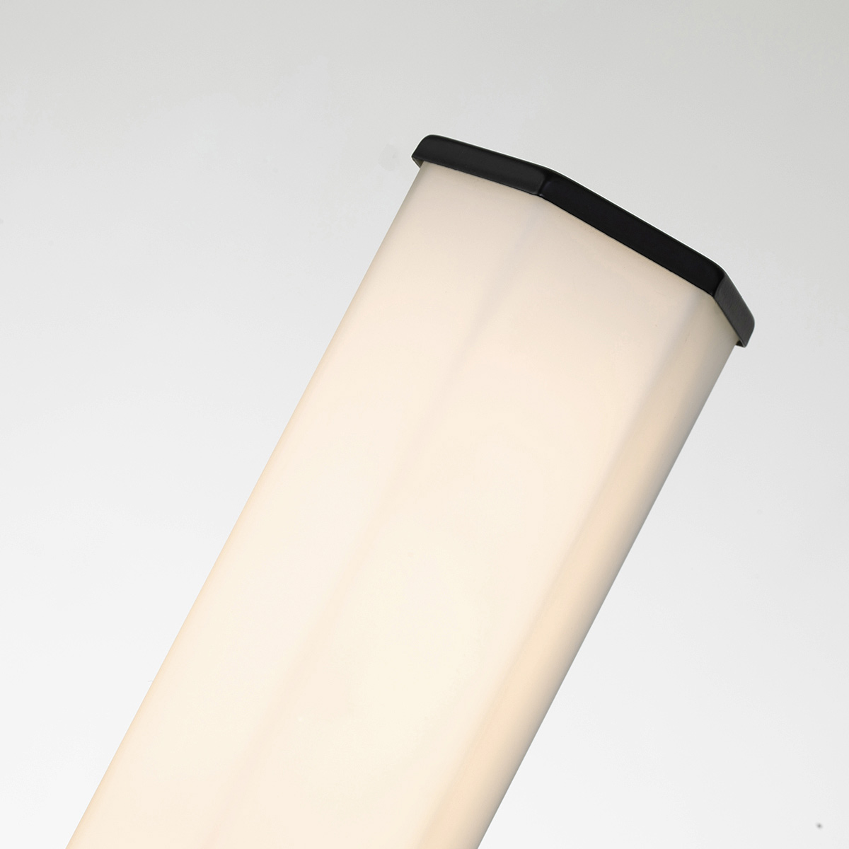 Facet 35cm Negro lámpara de baño De Elstead Lighting - Facet es una lámpara de baño moderna y elegante que combina funcionalidad y estética.