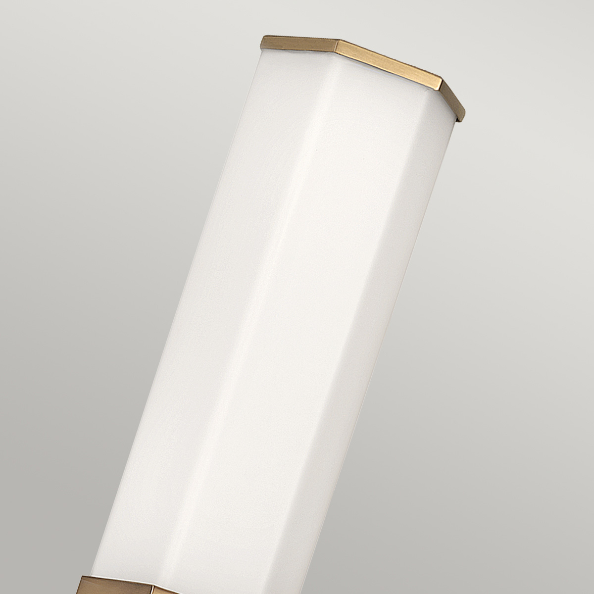 Facet 35cm Latón antiguo lámpara de baño De Elstead Lighting - Facet es una lámpara de baño moderna y elegante que combina funcionalidad y estética.
