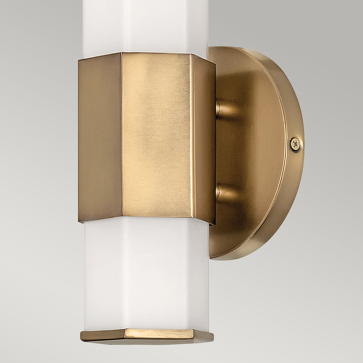 Facet 35cm Latón antiguo lámpara de baño De Elstead Lighting - Facet es una lámpara de baño moderna y elegante que combina funcionalidad y estética.
