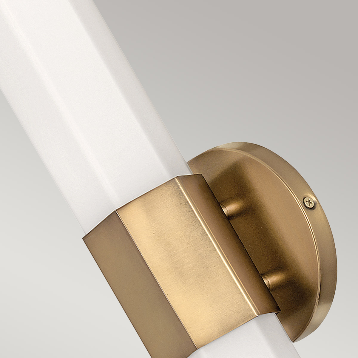 Facet 35cm Latón antiguo lámpara de baño De Elstead Lighting - Facet es una lámpara de baño moderna y elegante que combina funcionalidad y estética.