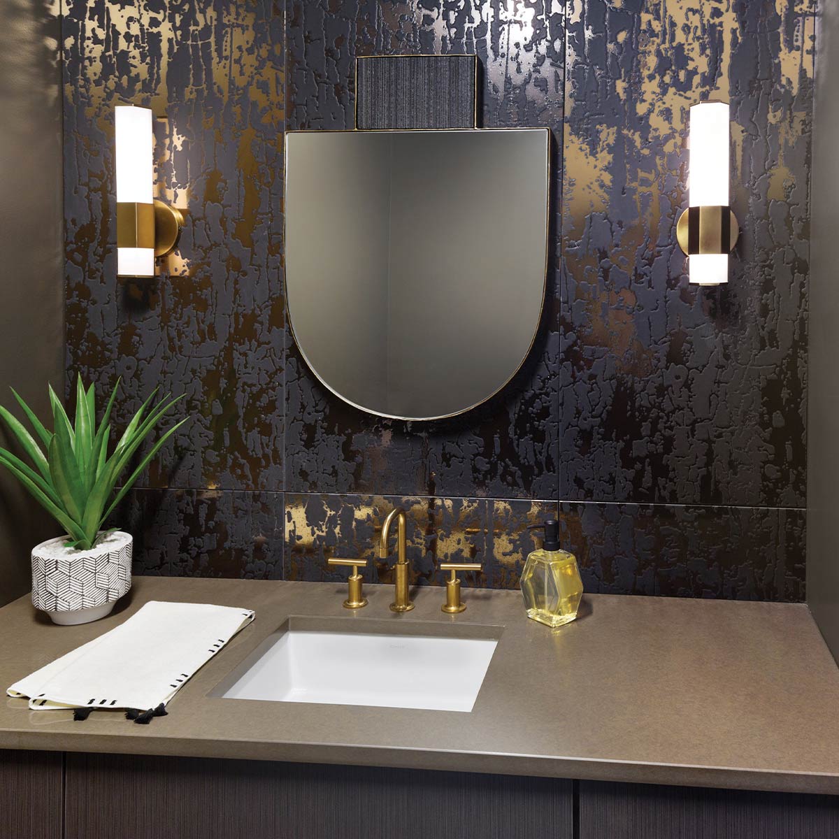 Facet 35cm Latón antiguo lámpara de baño De Elstead Lighting - Facet es una lámpara de baño moderna y elegante que combina funcionalidad y estética.