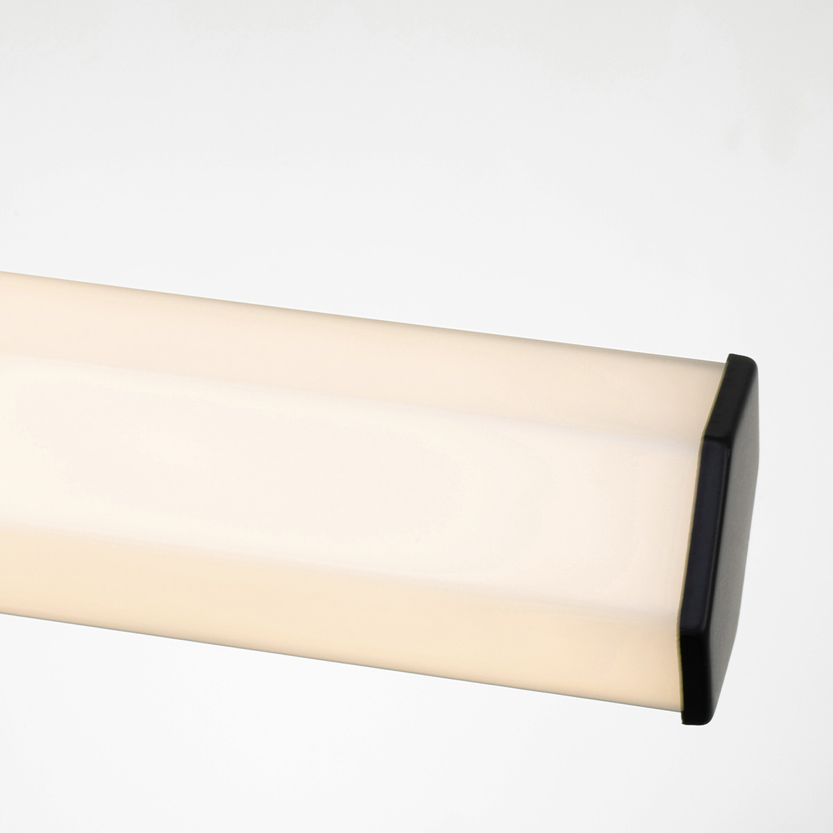 Facet 65cm Negro lámpara de baño De Elstead Lighting - Facet es una lámpara de baño moderna y elegante que combina funcionalidad y estética.