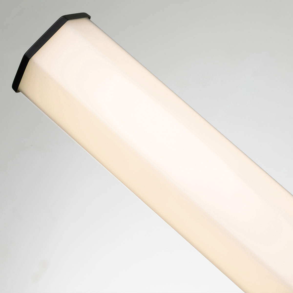 Facet 65cm Negro lámpara de baño De Elstead Lighting - Facet es una lámpara de baño moderna y elegante que combina funcionalidad y estética.