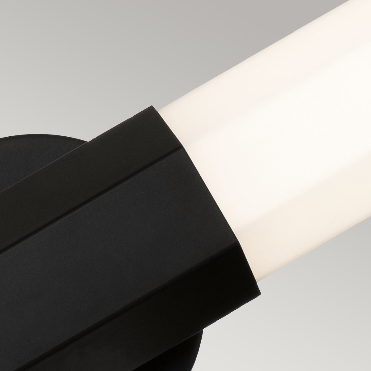 Facet 65cm Negro lámpara de baño De Elstead Lighting - Facet es una lámpara de baño moderna y elegante que combina funcionalidad y estética.