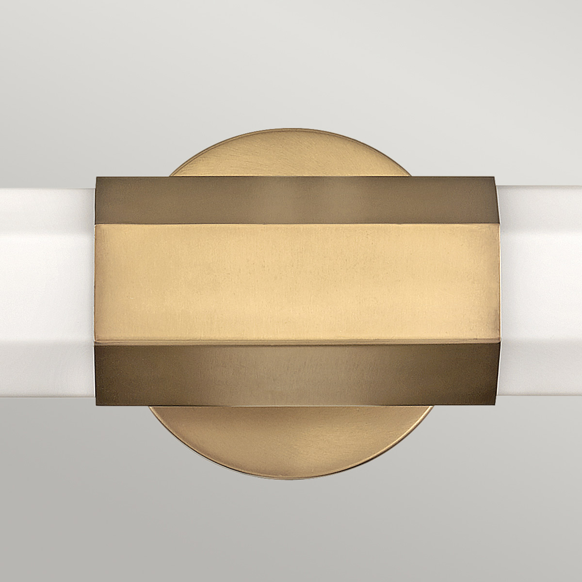 Facet 65cm Latón antiguo lámpara de baño De Elstead Lighting - Facet es una lámpara de baño moderna y elegante que combina funcionalidad y estética.