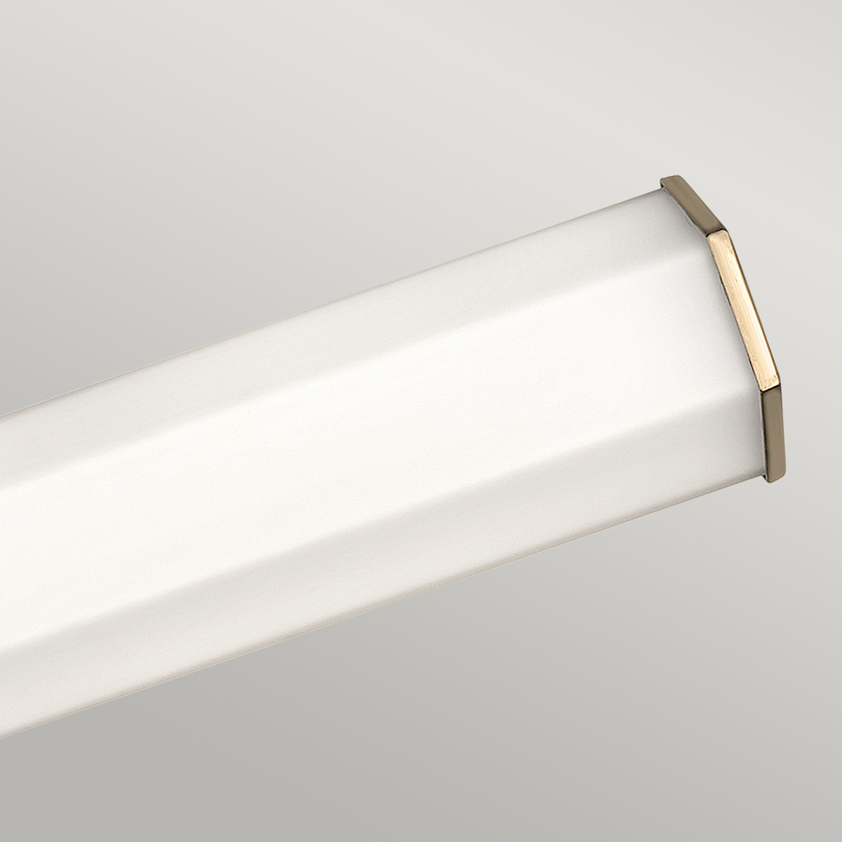 Facet 65cm Latón antiguo lámpara de baño De Elstead Lighting - Facet es una lámpara de baño moderna y elegante que combina funcionalidad y estética.