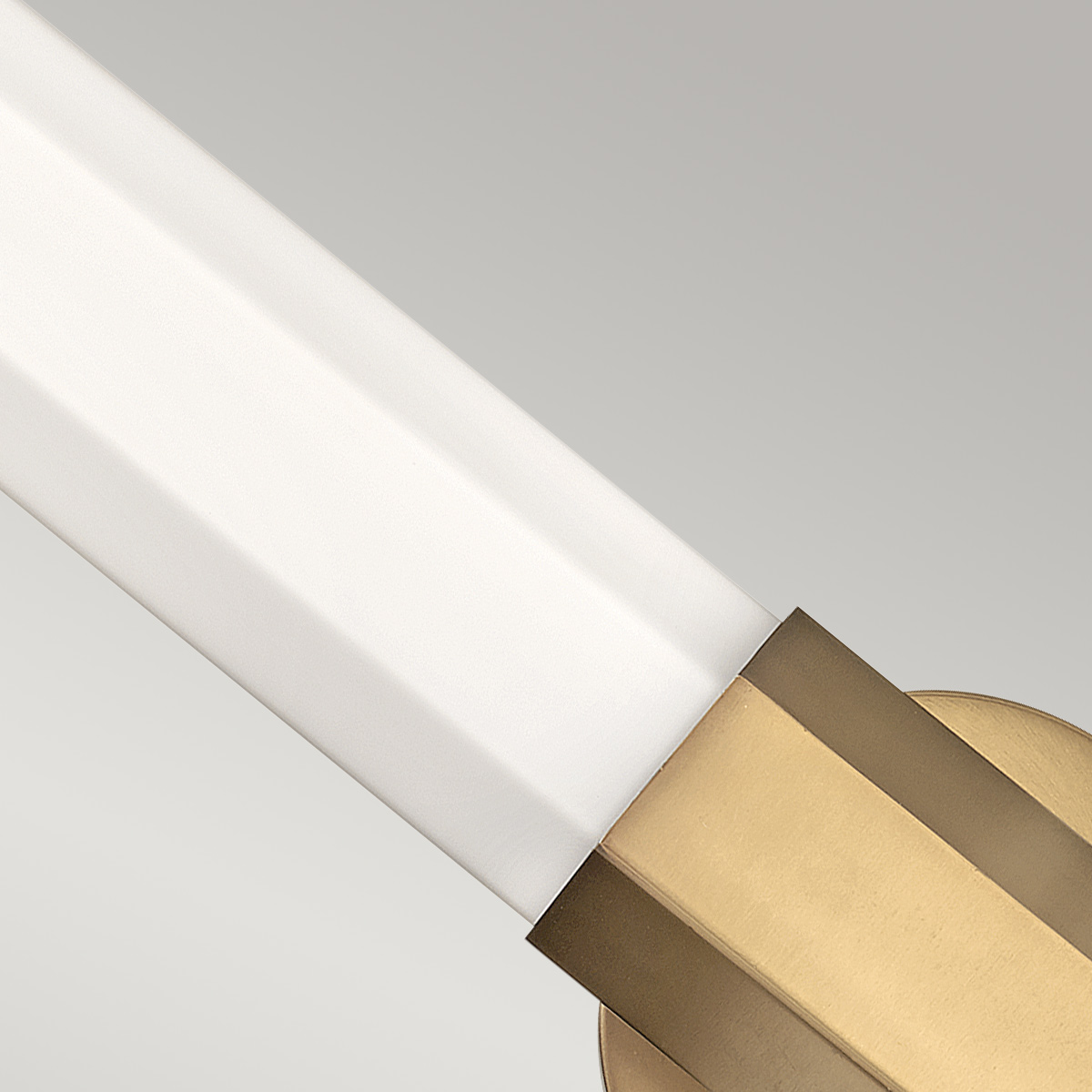 Facet 65cm Latón antiguo lámpara de baño De Elstead Lighting - Facet es una lámpara de baño moderna y elegante que combina funcionalidad y estética.