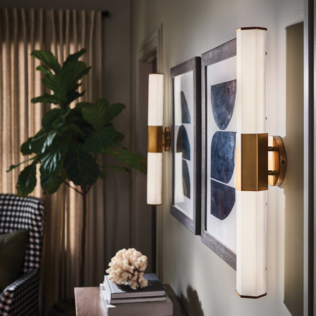 Facet 65cm Latón antiguo lámpara de baño De Elstead Lighting - Facet es una lámpara de baño moderna y elegante que combina funcionalidad y estética.