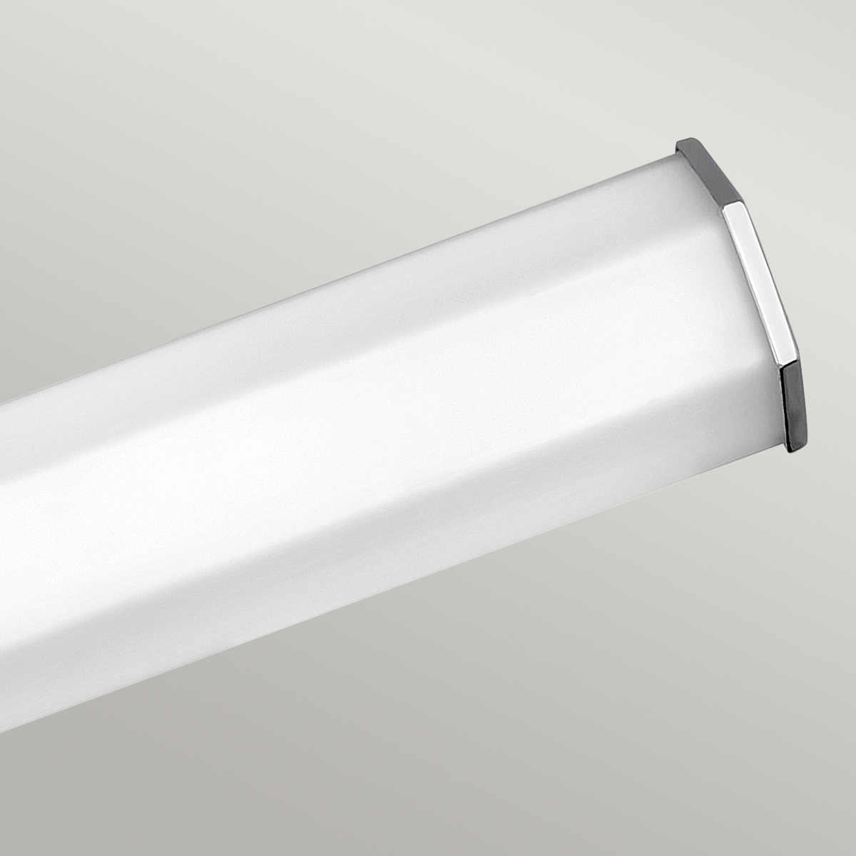 Facet 65cm Cromo lámpara de baño De Elstead Lighting - Facet es una lámpara de baño moderna y elegante que combina funcionalidad y estética.
