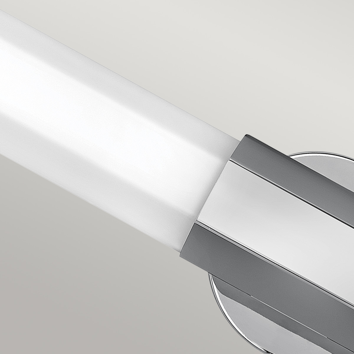 Facet 65cm Cromo lámpara de baño De Elstead Lighting - Facet es una lámpara de baño moderna y elegante que combina funcionalidad y estética.