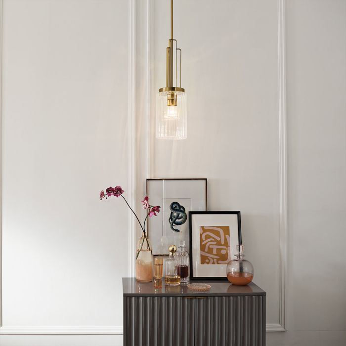 Kimrose Ø18 Latón cepillado Lámpas de techo De Elstead Lighting - La pantalla de vidrio cilíndrica es transparente y presenta ranuras verticales que crean un efecto de iluminación único y sutil.