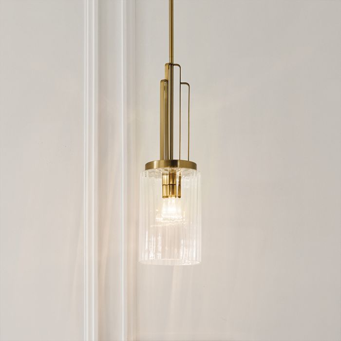 Kimrose Ø18 Latón cepillado Lámpas de techo De Elstead Lighting - La pantalla de vidrio cilíndrica es transparente y presenta ranuras verticales que crean un efecto de iluminación único y sutil.