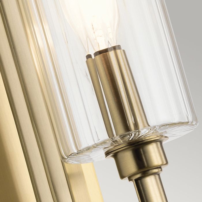 Kimrose 35cm Latón cepillado lámpara de pared De Elstead Lighting - La pantalla de vidrio cil&iacute;ndrica es transparente y presenta ranuras verticales que crean un efecto de iluminaci&oacute;n &uacute;nico y sutil.