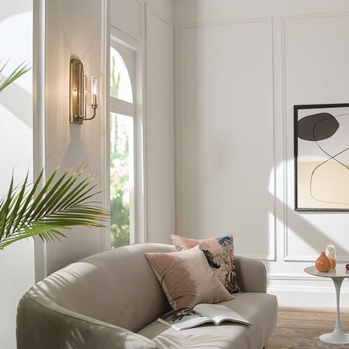 Kimrose 35cm Latón cepillado lámpara de pared De Elstead Lighting - La pantalla de vidrio cil&iacute;ndrica es transparente y presenta ranuras verticales que crean un efecto de iluminaci&oacute;n &uacute;nico y sutil.