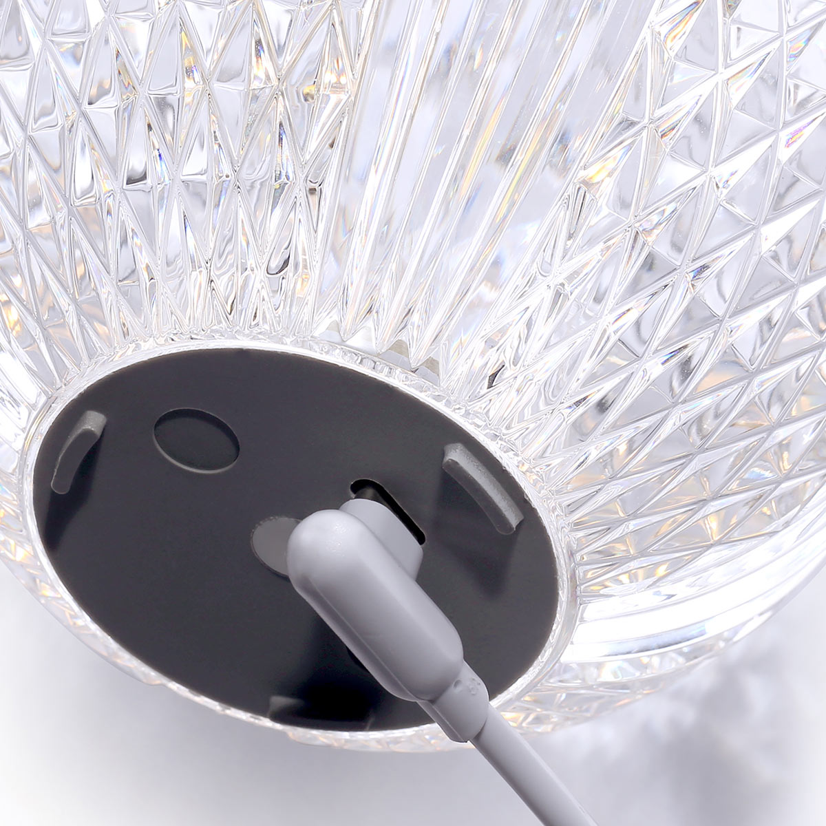 Marni 10cm Transparente portátil De Elstead Lighting - Marni es una elegante lámpara de mesa recargable con un diseño decorativo que combina acero con acabado de latón natural y acrílico transparente con estampado.