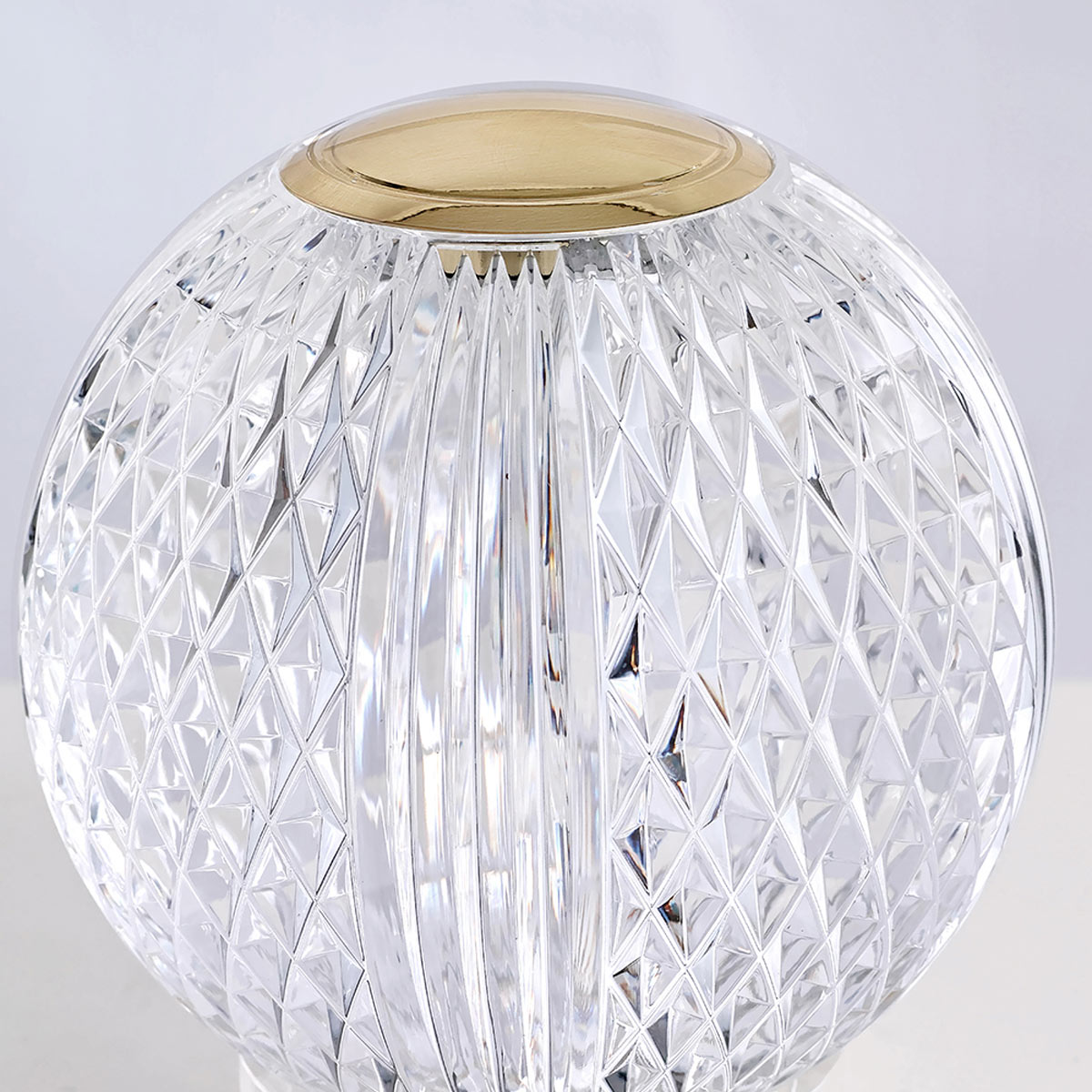 Marni 10cm Transparente portátil De Elstead Lighting - Marni es una elegante lámpara de mesa recargable con un diseño decorativo que combina acero con acabado de latón natural y acrílico transparente con estampado.