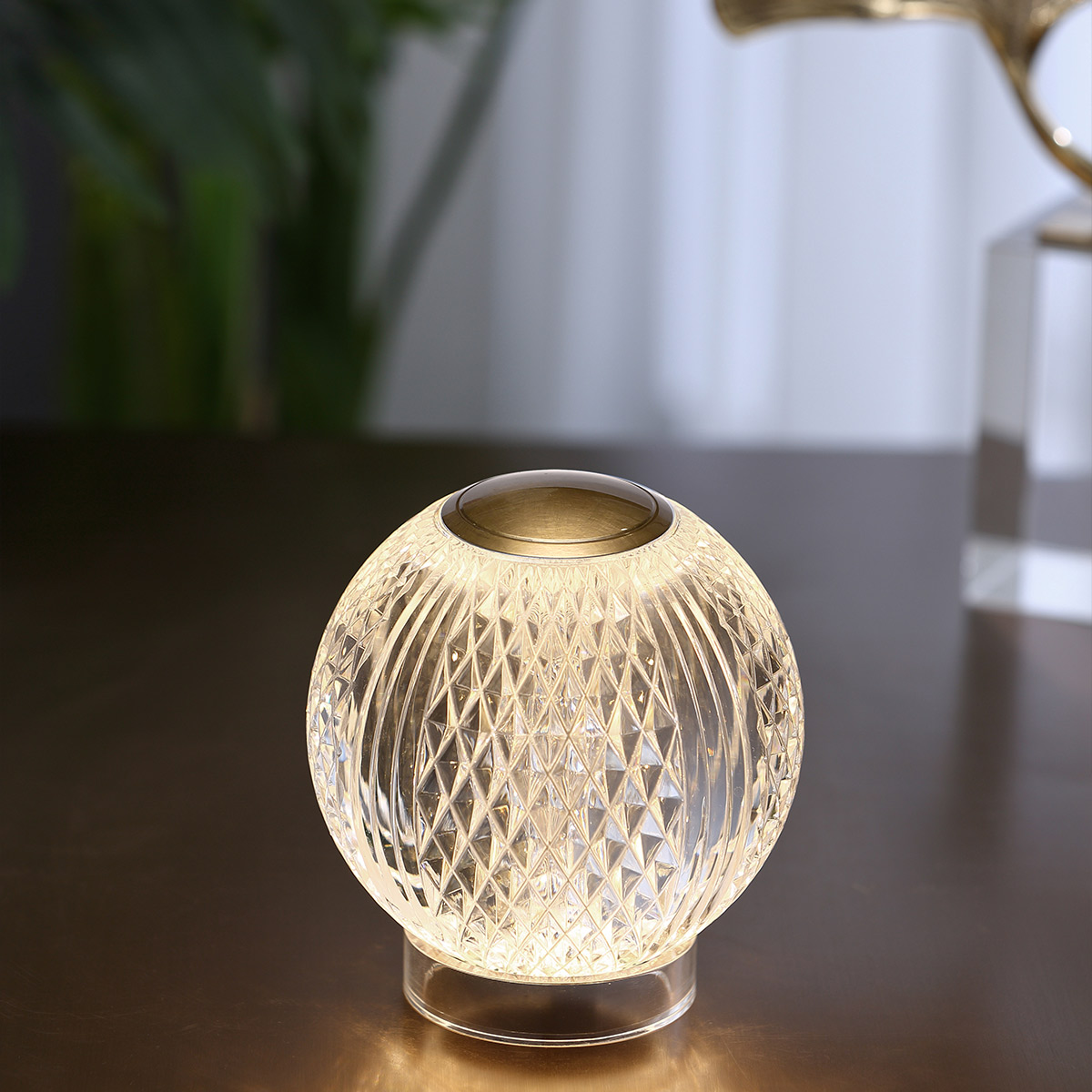 Marni 10cm Transparente portátil De Elstead Lighting - Marni es una elegante lámpara de mesa recargable con un diseño decorativo que combina acero con acabado de latón natural y acrílico transparente con estampado.