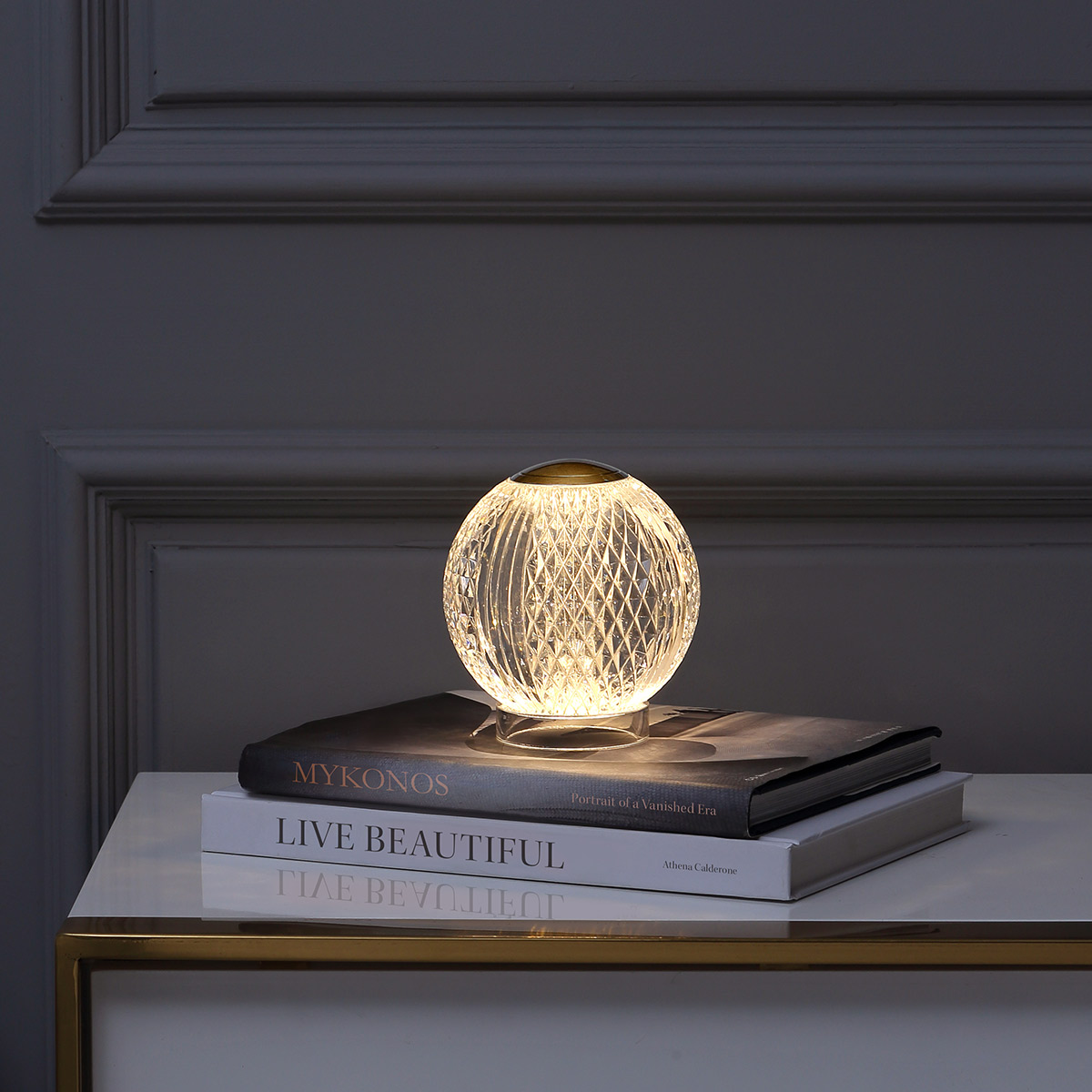 Marni 10cm Transparente portátil De Elstead Lighting - Marni es una elegante lámpara de mesa recargable con un diseño decorativo que combina acero con acabado de latón natural y acrílico transparente con estampado.