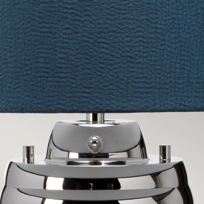 Milne 64cm Azul lámpara de mesa De Elstead Lighting - Till sk&auml;rmen beh&ouml;vs en E27 ljusk&auml;lla (ej inkluderad) och till basen ing&aring;r en utbytbar 8W LED GU10-lampa, som ger 560 lumen vid en f&auml;rgtemperatur p&aring; 3000K.