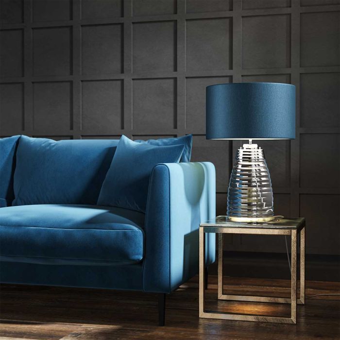 Milne 64cm Azul lámpara de mesa De Elstead Lighting - Till sk&auml;rmen beh&ouml;vs en E27 ljusk&auml;lla (ej inkluderad) och till basen ing&aring;r en utbytbar 8W LED GU10-lampa, som ger 560 lumen vid en f&auml;rgtemperatur p&aring; 3000K.