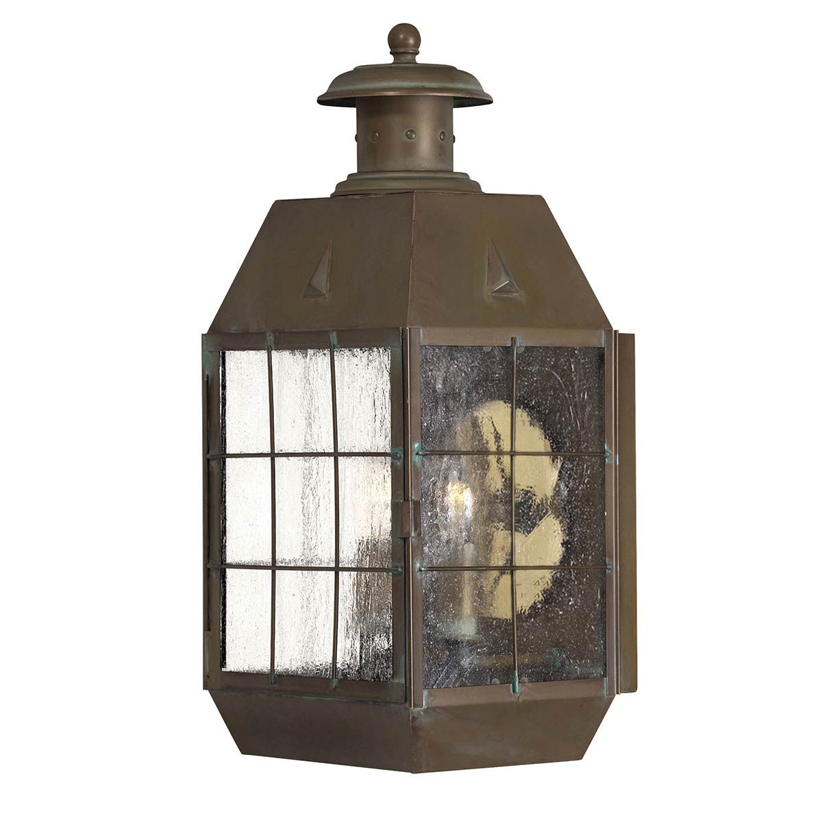 Nantucket 42cm Latón antiguo lámpara de exterior De Elstead Lighting - Tillverkad av massiv m&auml;ssing och glas, erbjuder den en robust och elegant konstruktion som &aring;ldras vackert &ouml;ver tid.
