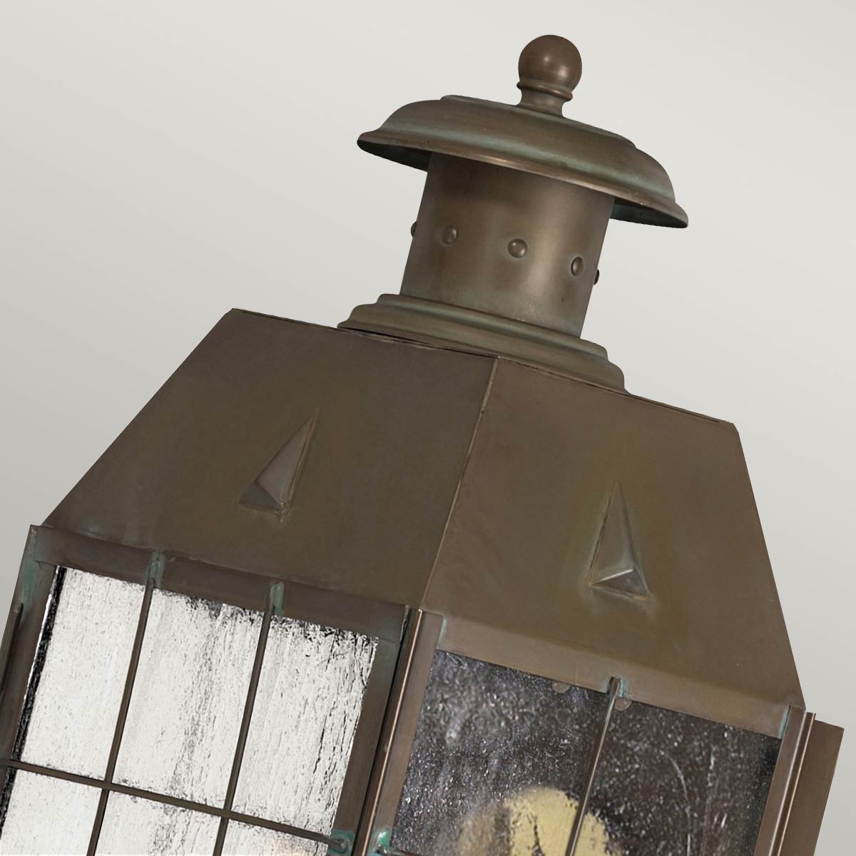 Nantucket 42cm Latón antiguo lámpara de exterior De Elstead Lighting - Tillverkad av massiv m&auml;ssing och glas, erbjuder den en robust och elegant konstruktion som &aring;ldras vackert &ouml;ver tid.