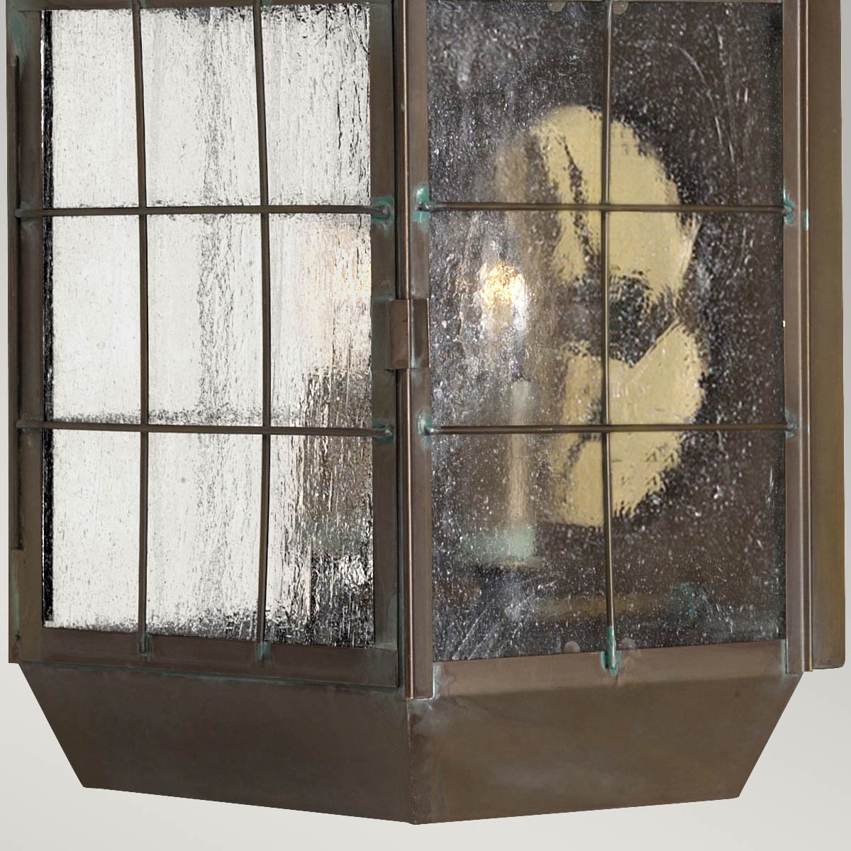 Nantucket 42cm Latón antiguo lámpara de exterior De Elstead Lighting - Tillverkad av massiv m&auml;ssing och glas, erbjuder den en robust och elegant konstruktion som &aring;ldras vackert &ouml;ver tid.