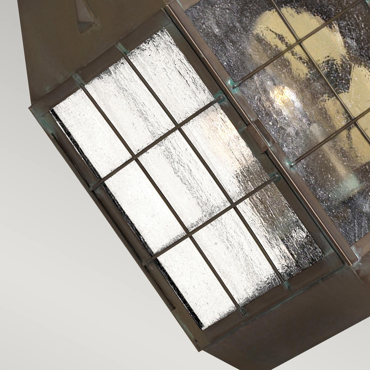 Nantucket 42cm Latón antiguo lámpara de exterior De Elstead Lighting - Tillverkad av massiv m&auml;ssing och glas, erbjuder den en robust och elegant konstruktion som &aring;ldras vackert &ouml;ver tid.