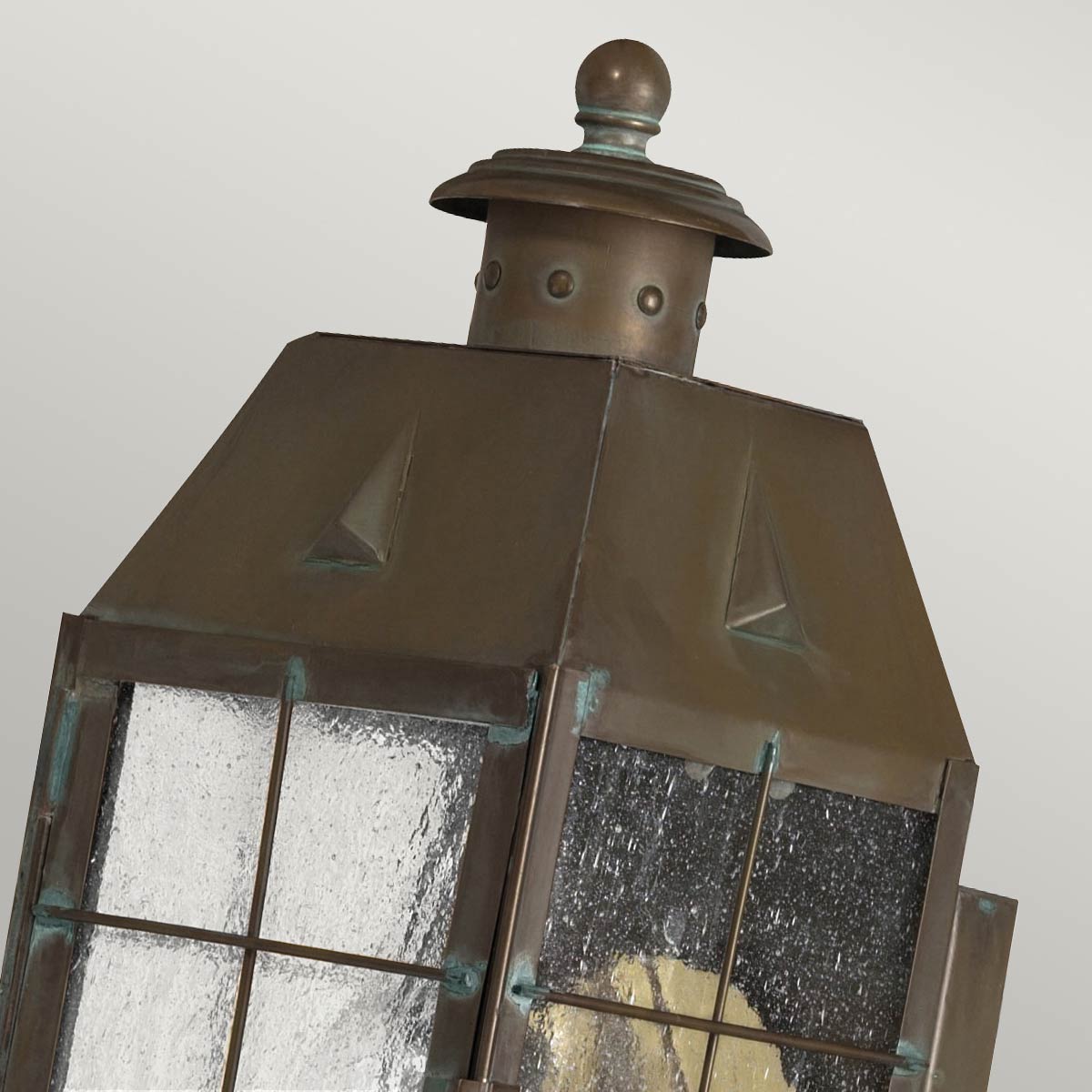 Nantucket 34cm Latón antiguo lámpara de exterior De Elstead Lighting - El vidrio acanalado crea una distribución de luz suave y agradable, mientras que el acabado de latón antiguo da una sensación auténtica y lujosa.
