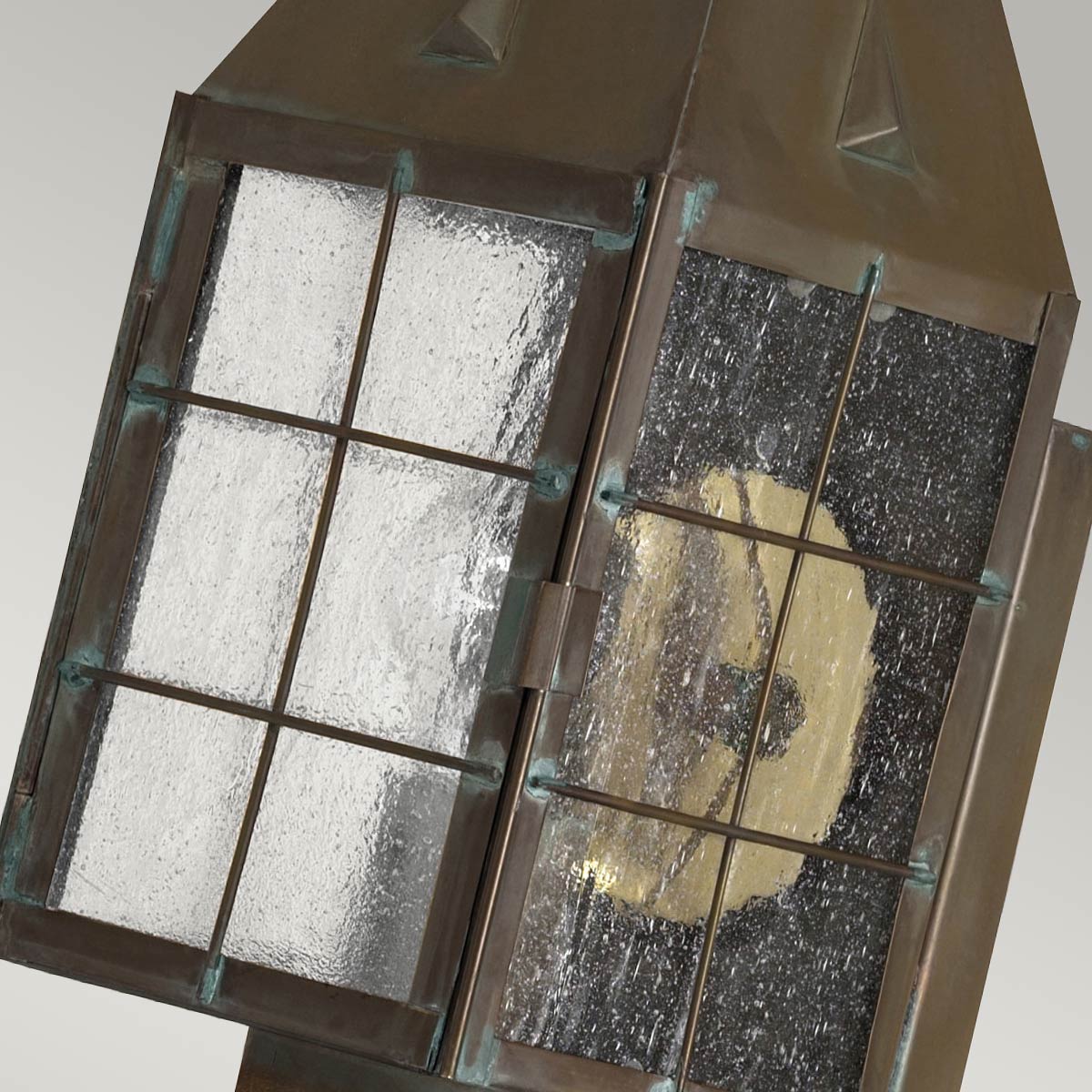 Nantucket 34cm Latón antiguo lámpara de exterior De Elstead Lighting - El vidrio acanalado crea una distribución de luz suave y agradable, mientras que el acabado de latón antiguo da una sensación auténtica y lujosa.