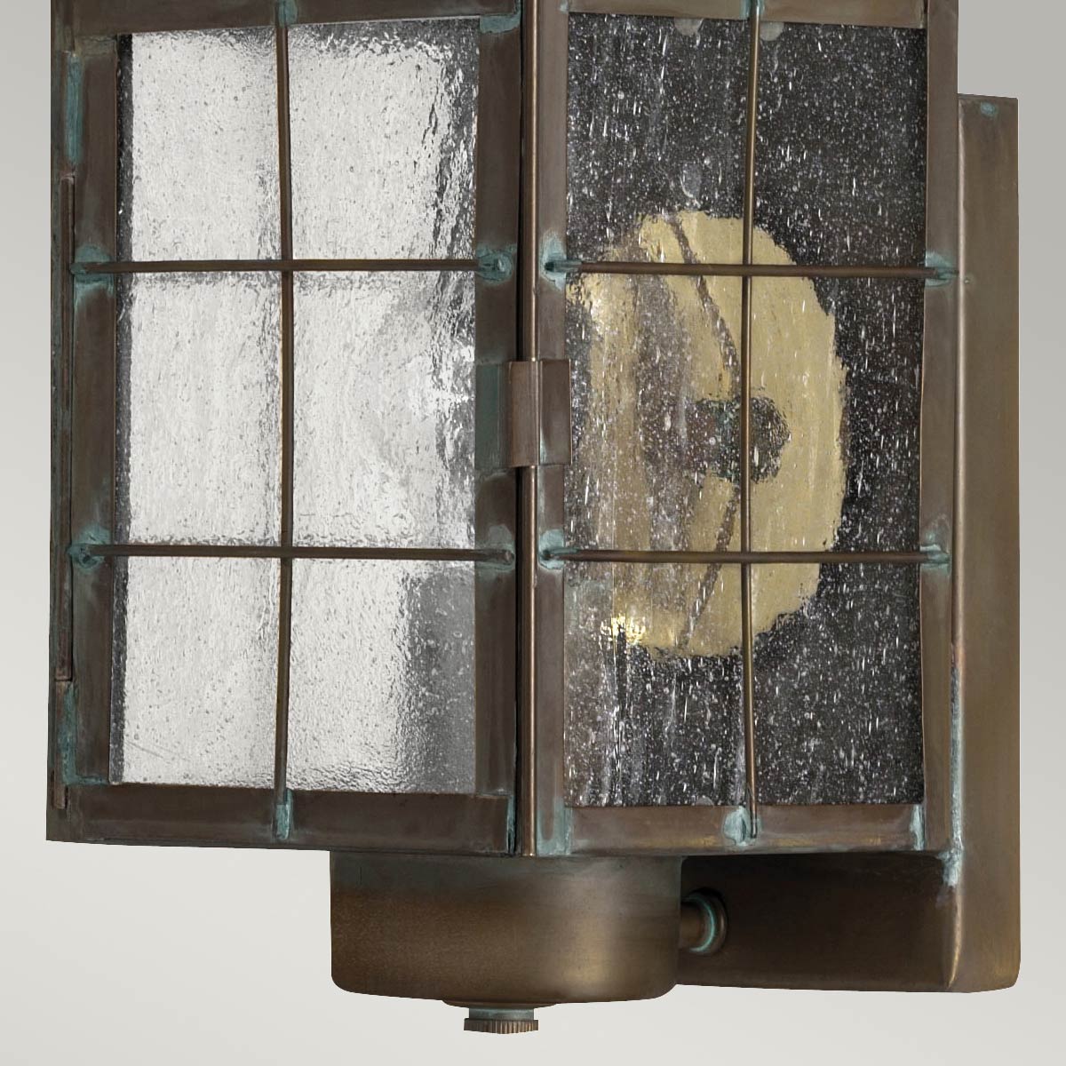 Nantucket 34cm Latón antiguo lámpara de exterior De Elstead Lighting - El vidrio acanalado crea una distribución de luz suave y agradable, mientras que el acabado de latón antiguo da una sensación auténtica y lujosa.