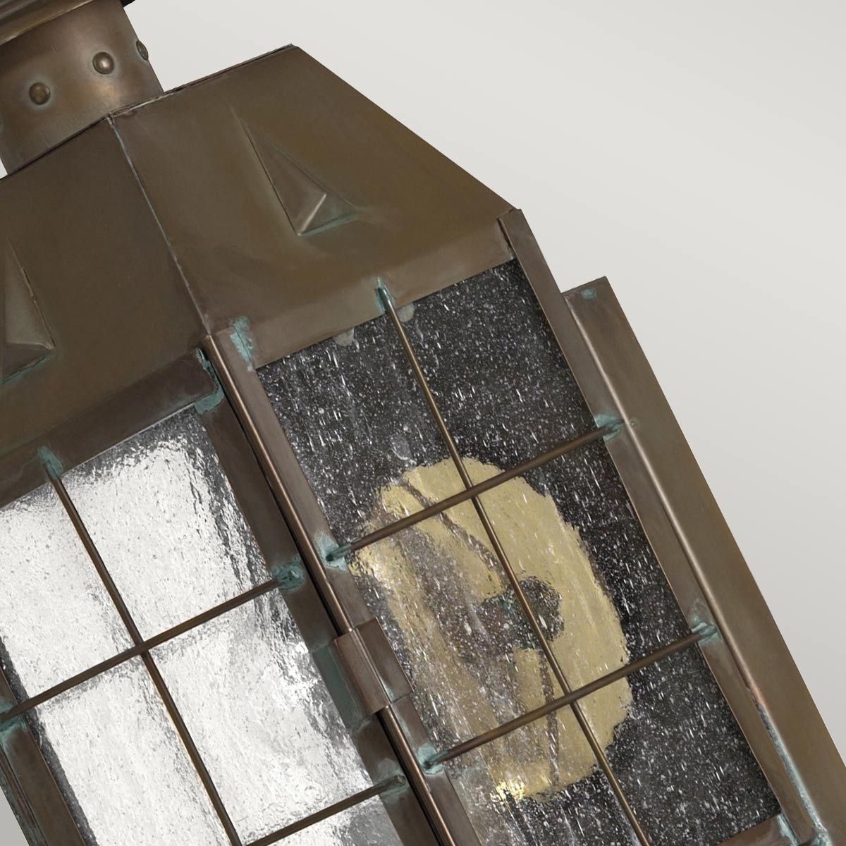 Nantucket 34cm Latón antiguo lámpara de exterior De Elstead Lighting - El vidrio acanalado crea una distribución de luz suave y agradable, mientras que el acabado de latón antiguo da una sensación auténtica y lujosa.