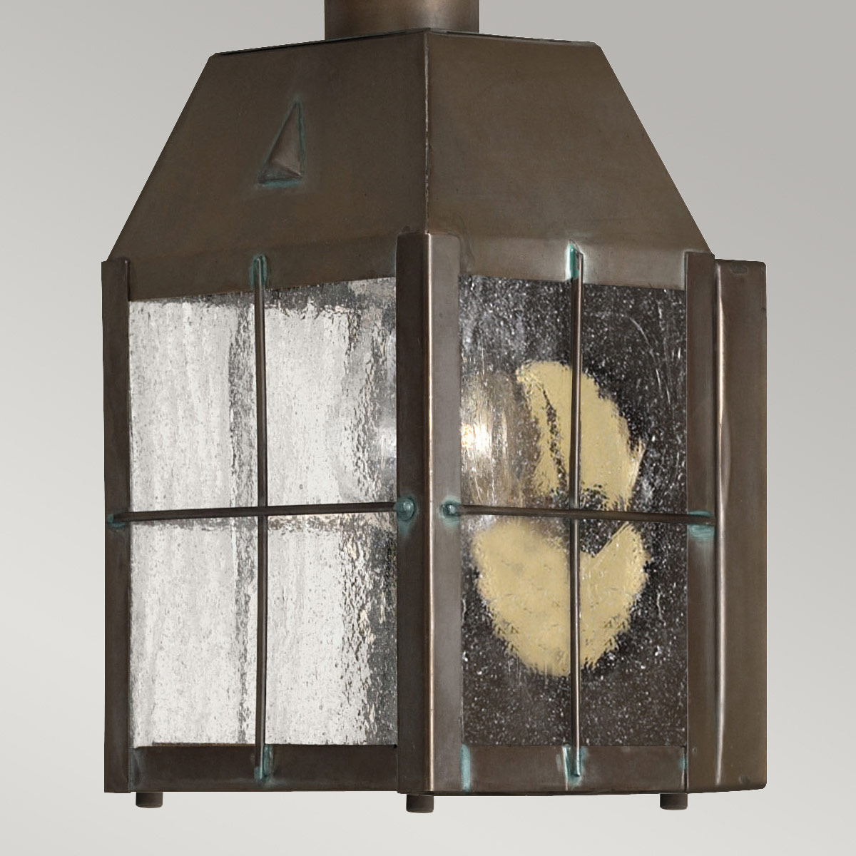 Nantucket 25cm Latón antiguo lámpara de exterior De Elstead Lighting - Tillverkad av massiv m&auml;ssing och glas, erbjuder den en robust och elegant konstruktion som &aring;ldras vackert &ouml;ver tid.