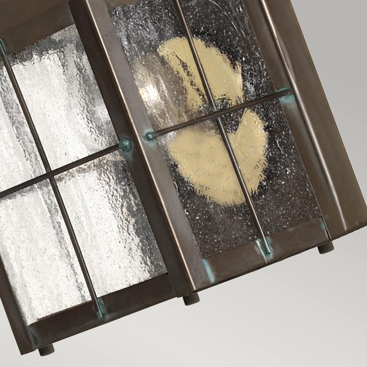 Nantucket 25cm Latón antiguo lámpara de exterior De Elstead Lighting - Tillverkad av massiv m&auml;ssing och glas, erbjuder den en robust och elegant konstruktion som &aring;ldras vackert &ouml;ver tid.