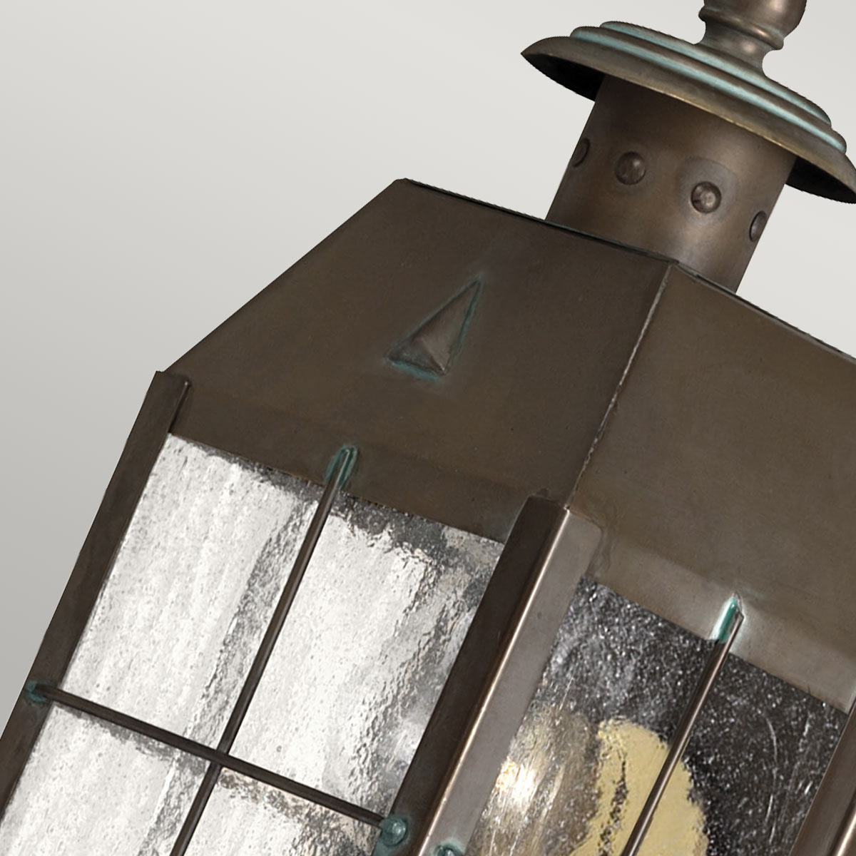 Nantucket 25cm Latón antiguo lámpara de exterior De Elstead Lighting - Tillverkad av massiv m&auml;ssing och glas, erbjuder den en robust och elegant konstruktion som &aring;ldras vackert &ouml;ver tid.