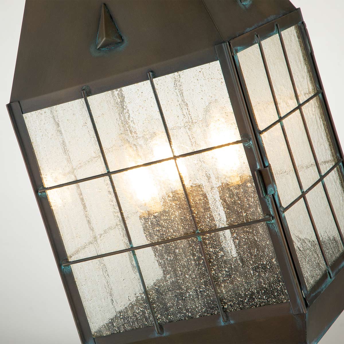 Nantucket 57cm Latón antiguo De Elstead Lighting - Tillverkad av massiv m&auml;ssing och glas, erbjuder den en robust och elegant konstruktion som &aring;ldras vackert &ouml;ver tid.