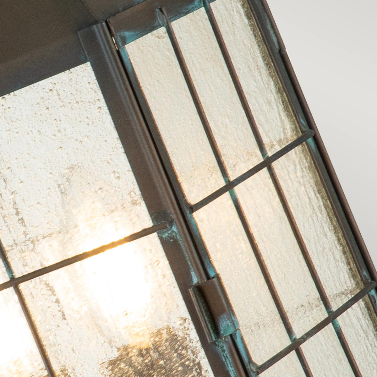 Nantucket 57cm Latón antiguo De Elstead Lighting - Tillverkad av massiv m&auml;ssing och glas, erbjuder den en robust och elegant konstruktion som &aring;ldras vackert &ouml;ver tid.
