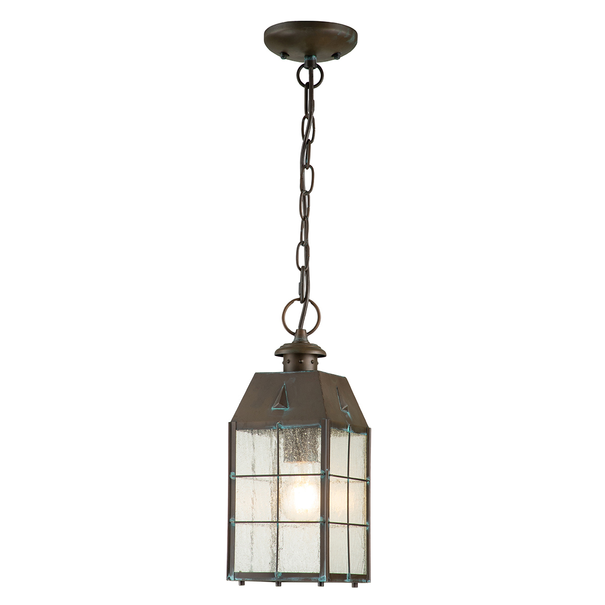 Nantucket 36cm Latón antiguo De Elstead Lighting - Tillverkad av massiv m&auml;ssing och glas, erbjuder den en robust och elegant konstruktion som &aring;ldras vackert &ouml;ver tid.