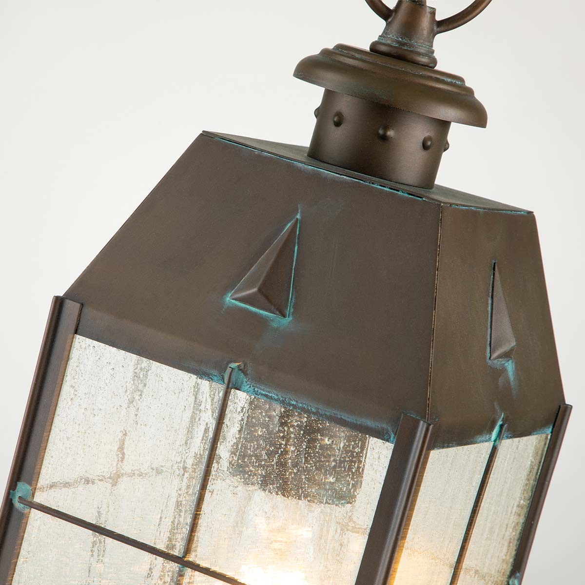 Nantucket 36cm Latón antiguo De Elstead Lighting - Tillverkad av massiv m&auml;ssing och glas, erbjuder den en robust och elegant konstruktion som &aring;ldras vackert &ouml;ver tid.