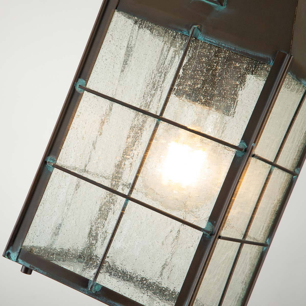 Nantucket 36cm Latón antiguo De Elstead Lighting - Tillverkad av massiv m&auml;ssing och glas, erbjuder den en robust och elegant konstruktion som &aring;ldras vackert &ouml;ver tid.