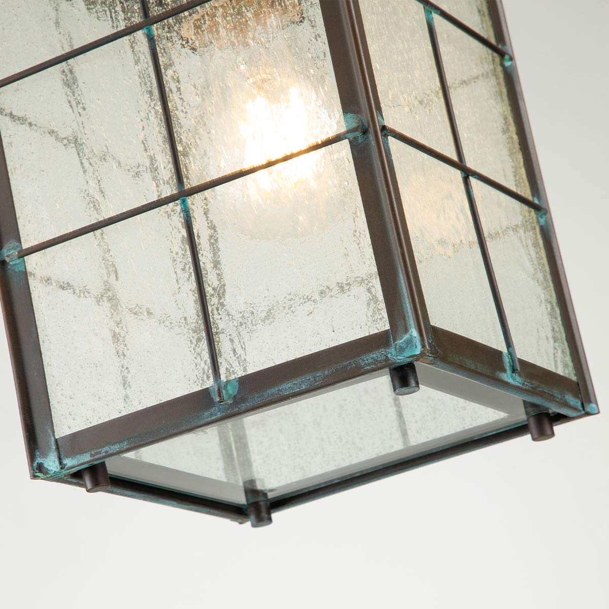 Nantucket 36cm Latón antiguo De Elstead Lighting - Tillverkad av massiv m&auml;ssing och glas, erbjuder den en robust och elegant konstruktion som &aring;ldras vackert &ouml;ver tid.