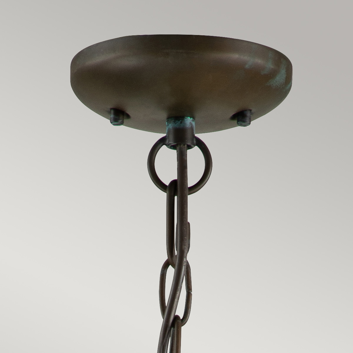 Nantucket 36cm Latón antiguo De Elstead Lighting - Tillverkad av massiv m&auml;ssing och glas, erbjuder den en robust och elegant konstruktion som &aring;ldras vackert &ouml;ver tid.