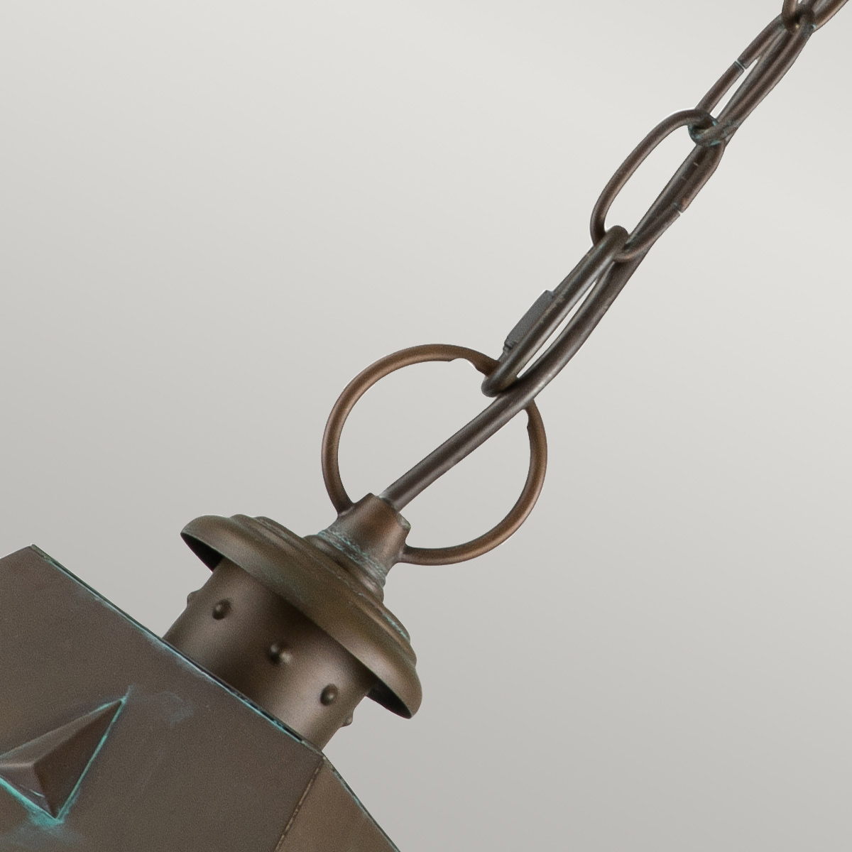 Nantucket 36cm Latón antiguo De Elstead Lighting - Tillverkad av massiv m&auml;ssing och glas, erbjuder den en robust och elegant konstruktion som &aring;ldras vackert &ouml;ver tid.