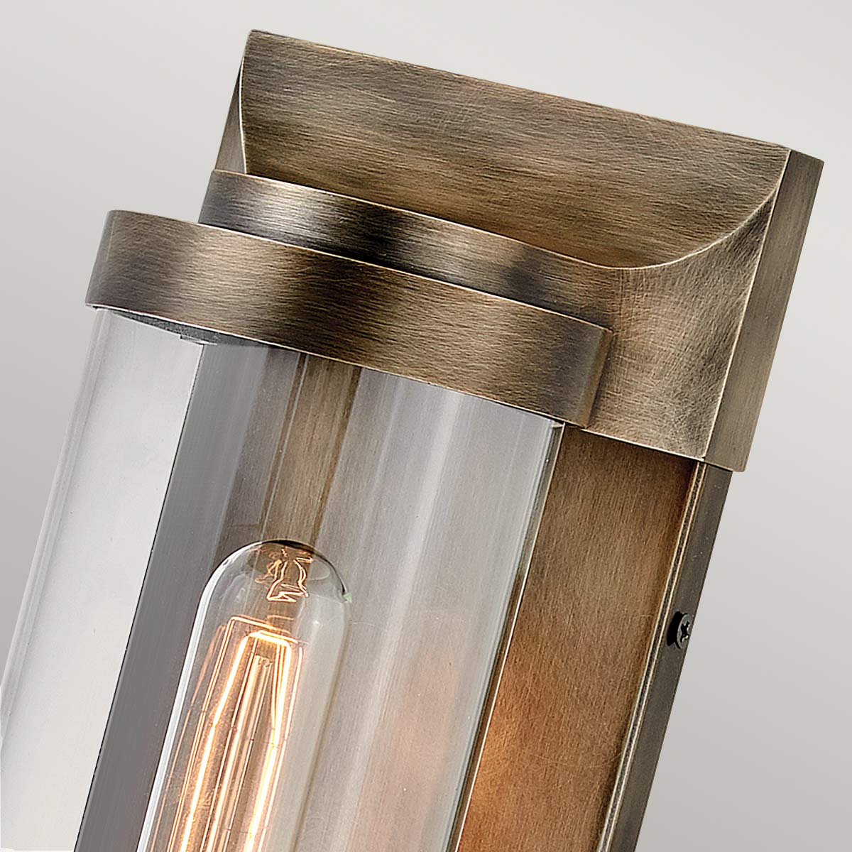 Pearson Bronce lámpara de exterior De Elstead Lighting - Tillverkad av aluminium, m&auml;ssing och glas, erbjuder den en robust och h&ouml;gkvalitativ konstruktion med en vacker bronsfinish.