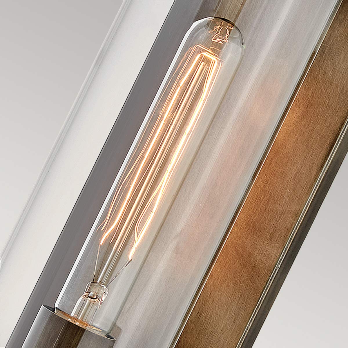 Pearson Bronce lámpara de exterior De Elstead Lighting - Tillverkad av aluminium, m&auml;ssing och glas, erbjuder den en robust och h&ouml;gkvalitativ konstruktion med en vacker bronsfinish.