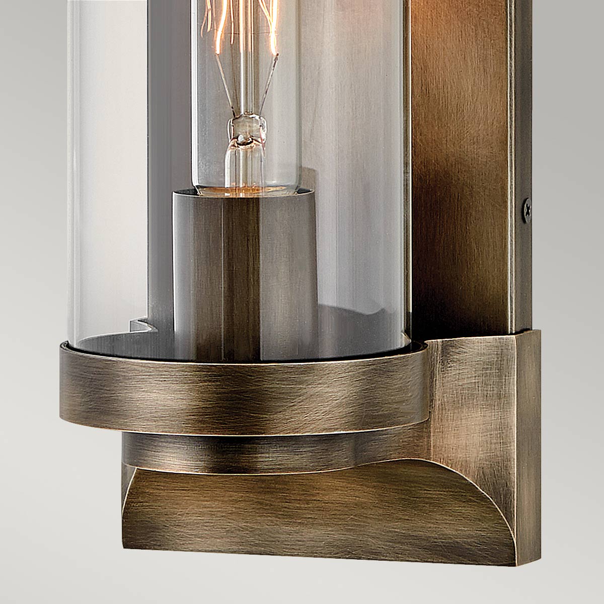 Pearson Bronce lámpara de exterior De Elstead Lighting - Tillverkad av aluminium, m&auml;ssing och glas, erbjuder den en robust och h&ouml;gkvalitativ konstruktion med en vacker bronsfinish.