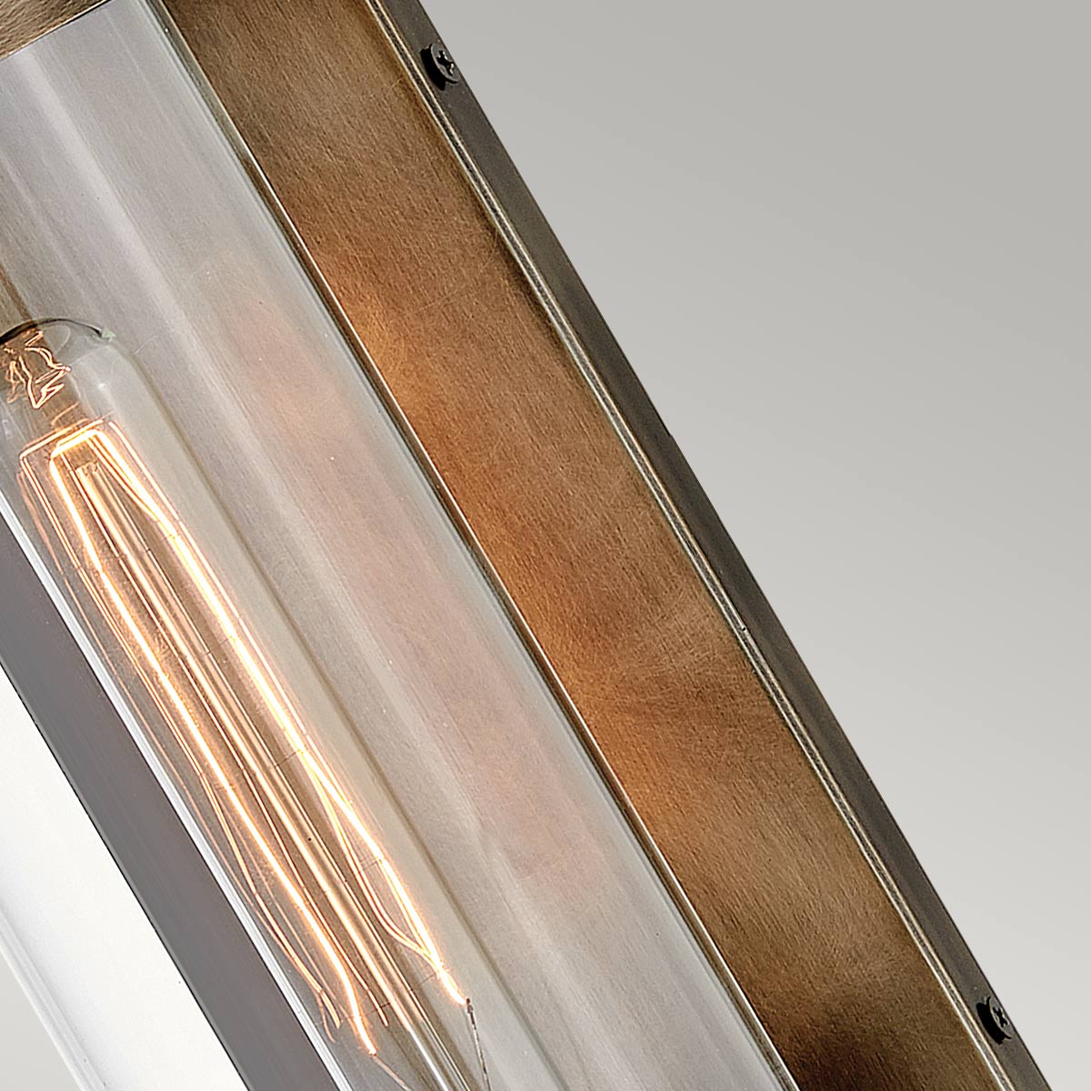 Pearson Bronce lámpara de exterior De Elstead Lighting - Tillverkad av aluminium, m&auml;ssing och glas, erbjuder den en robust och h&ouml;gkvalitativ konstruktion med en vacker bronsfinish.
