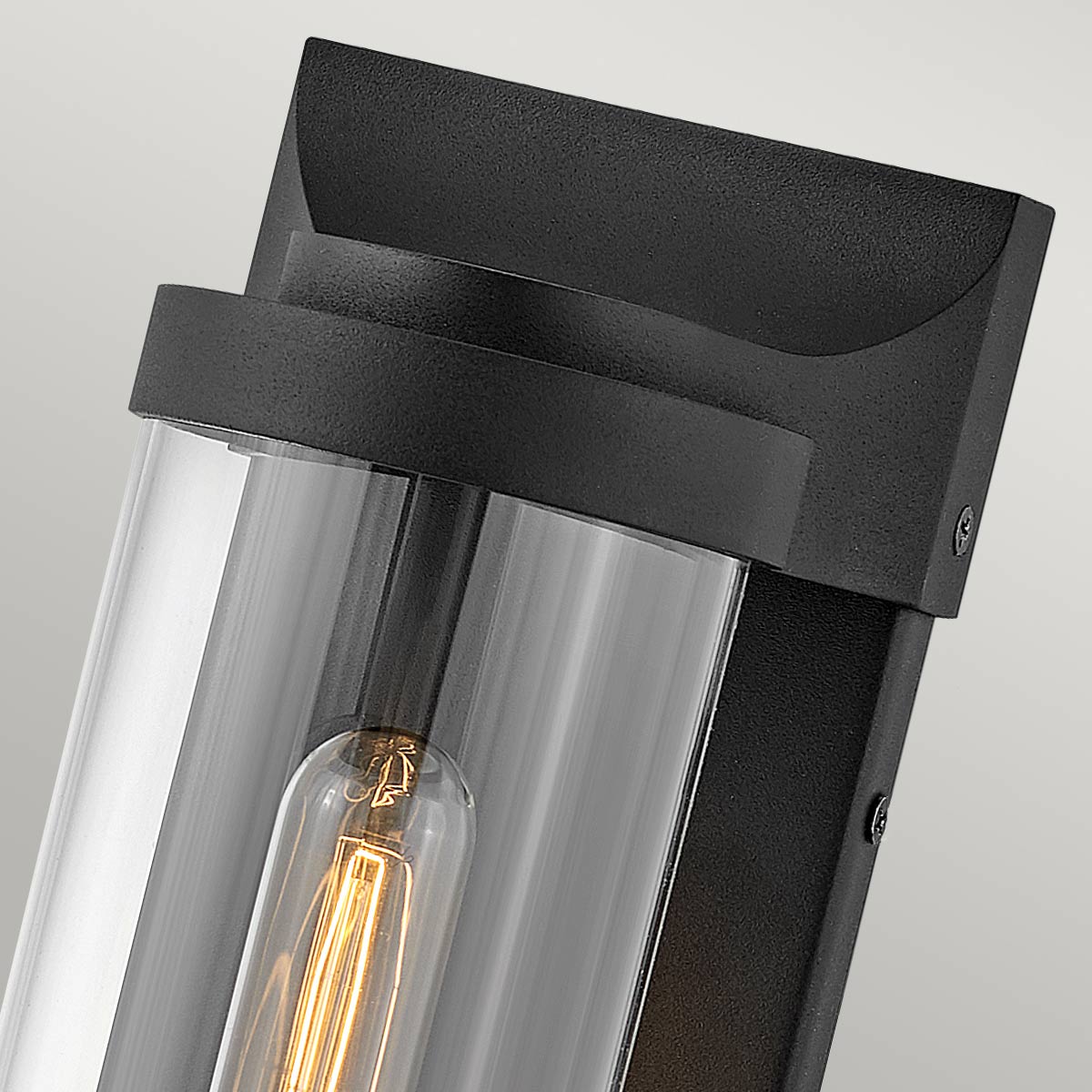 Pearson Negro lámpara de exterior De Elstead Lighting - Tillverkad av aluminium, m&auml;ssing och glas, erbjuder den en robust och h&ouml;gkvalitativ konstruktion med en vacker texturerad svart finish.