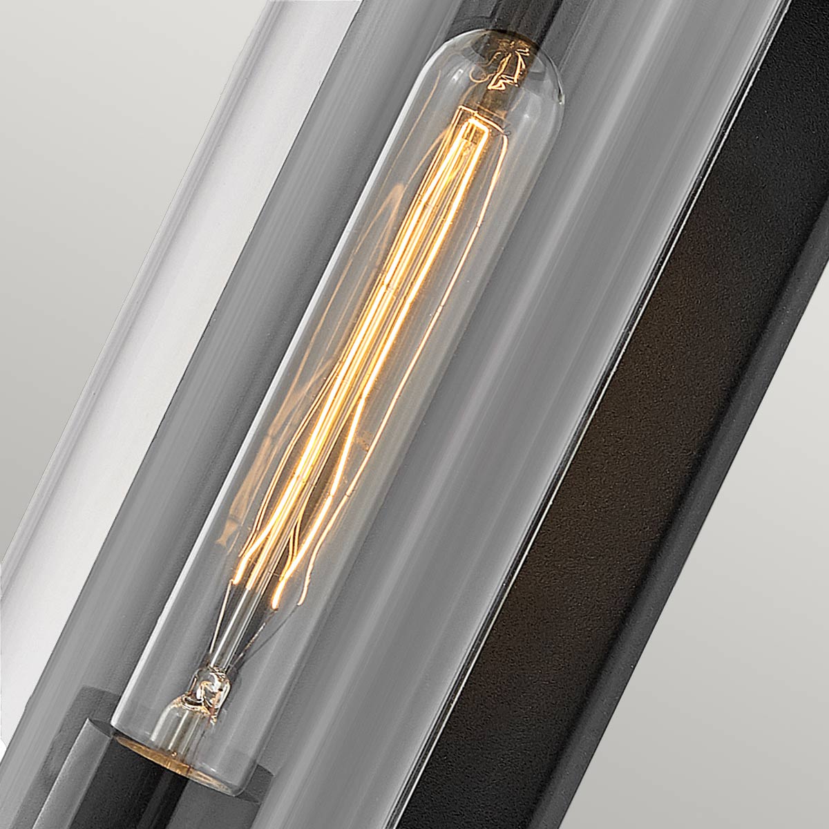 Pearson Negro lámpara de exterior De Elstead Lighting - Tillverkad av aluminium, m&auml;ssing och glas, erbjuder den en robust och h&ouml;gkvalitativ konstruktion med en vacker texturerad svart finish.