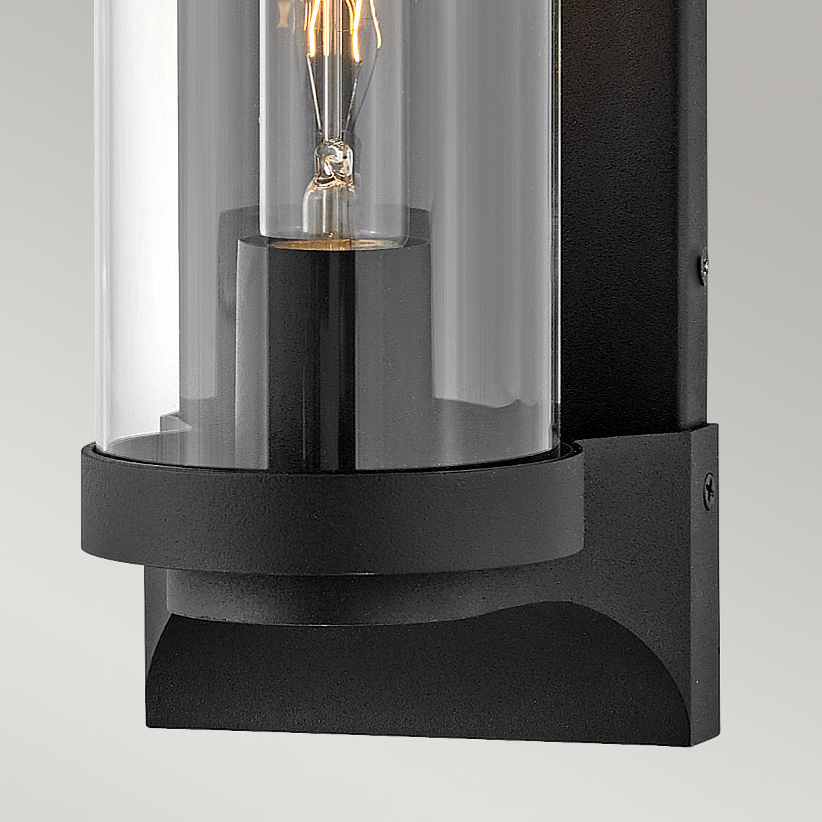 Pearson Negro lámpara de exterior De Elstead Lighting - Tillverkad av aluminium, m&auml;ssing och glas, erbjuder den en robust och h&ouml;gkvalitativ konstruktion med en vacker texturerad svart finish.